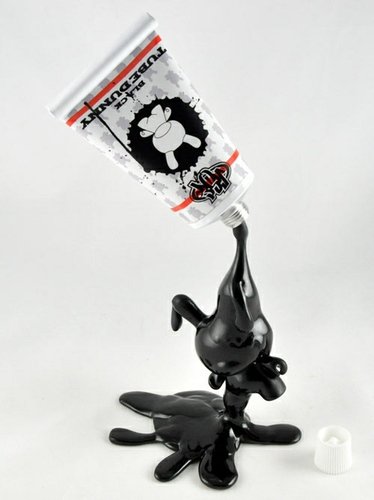 Tube Dunny figure by Viseone. Front view.