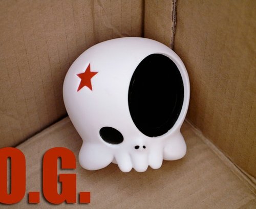Mini Skully O.G. figure by Dennis Quijano, produced by Urban Warfair. Front view.