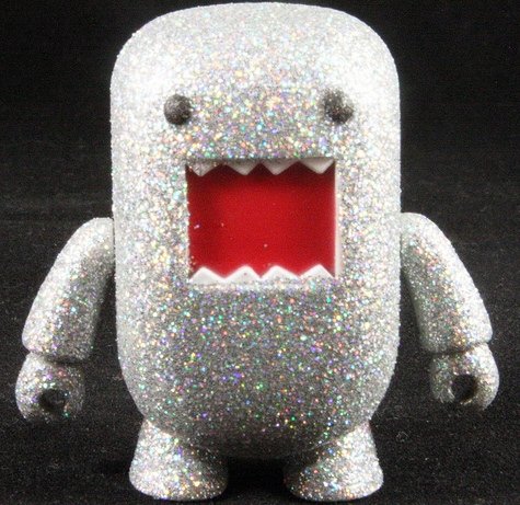 Silver Glitter Domo Qee figure by Dark Horse Comics, produced by Toy2R. Front view.