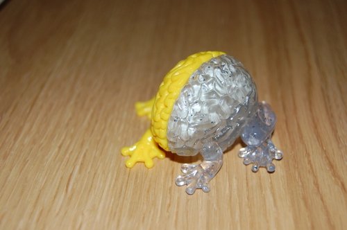 Jumping Brain - Yellow/GID Chase figure by Emilio Garcia, produced by Toy2R. Front view.