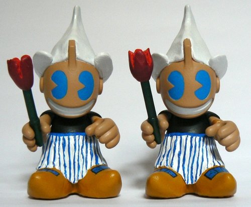 Dutch Flower-girls (blue edition) by Reet Neet (R3) figure by Reet Neet (R3). Front view.