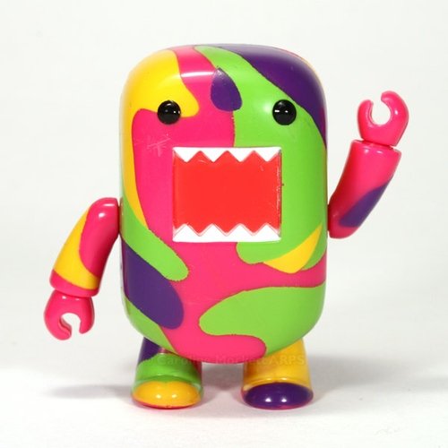 Coloured Camouflage Domo Qee figure by Dark Horse Comics, produced by Toy2R. Front view.