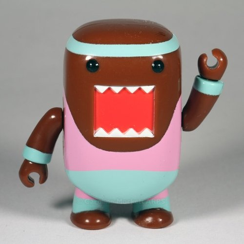 Gym Gear Domo Qee figure by Dark Horse Comics, produced by Toy2R. Front view.