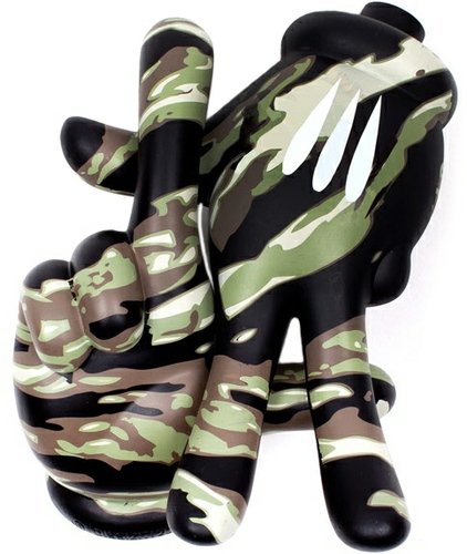 Karmaloop x Dissizit LA Hands - Tiger Camo figure by Slick, produced by Dissizit. Front view.