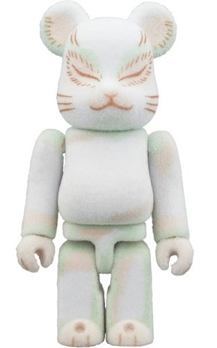 白いねこ - White Cat Be@rbrick 100% figure by Marvel, produced by Medicom Toy. Front view.