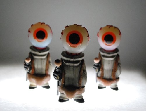 Droogie figure by Mannyx. Front view.