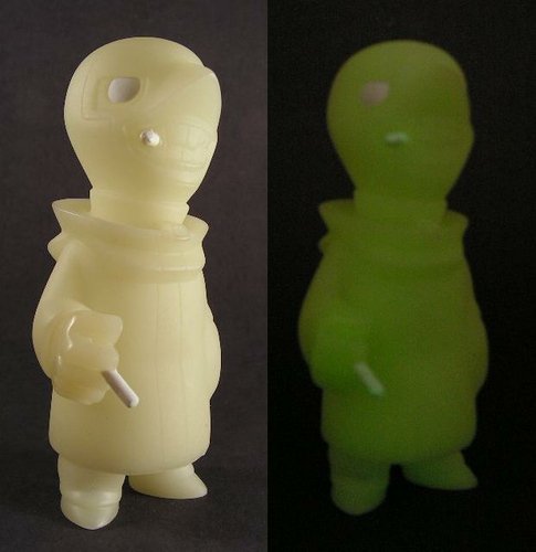 Mini Gobi - GID figure by Gobi, produced by Muttpop. Front view.