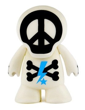 Coolz - White figure by Tabloid Hero, produced by Tabloid Hero. Front view.