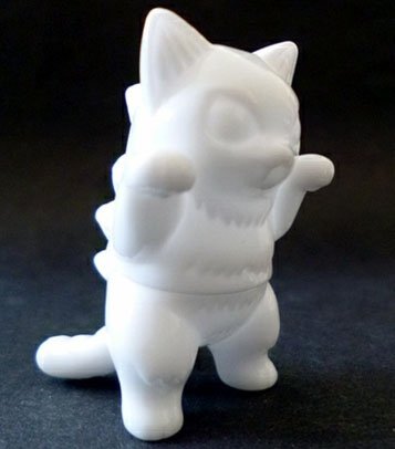 Migora - White figure by Konatsu, produced by Konatsuya. Front view.