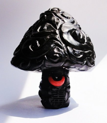 Black Gloss Shiitake - AP  figure by Erick Scarecrow, produced by Esc-Toy. Front view.
