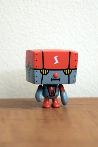 Robot Smery figure by Devilrobots, produced by Phalanx Creative. Front view.