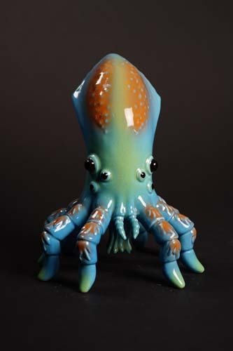 Ikakumora Blue  figure by Miles Nielsen, produced by Munktiki. Front view.