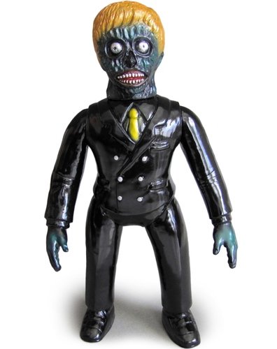 Invader-Z figure by Skull Head Butt, produced by Skull Head Butt. Front view.