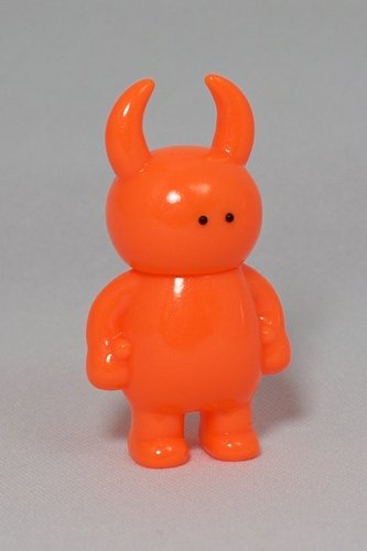 Orange Fluoro Uamou figure by Ayako Takagi, produced by Uamou. Front view.