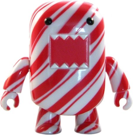 Candy Stripe Domo Qee figure by Dark Horse Comics, produced by Toy2R. Front view.