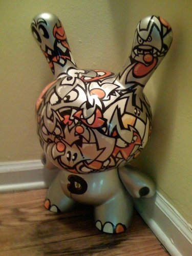 dunny figure by Mist. Front view.