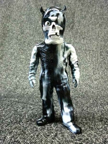 Valentines Skullman figure by Balzac, produced by Secret Base. Front view.
