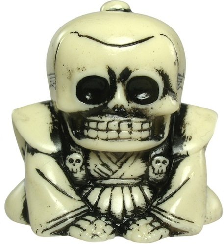 Honesuke (リアルヘッド 骨助) - Cream w/ Black Rub figure by Realxhead X Skull Toys, produced by Realxhead. Front view.