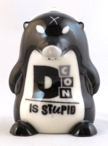D-Con Black Mini Heathrow figure by Frank Kozik, produced by Maqet. Front view.