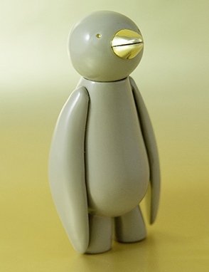 Luster Ji Ja - Grey figure by Mr. Clement. Front view.