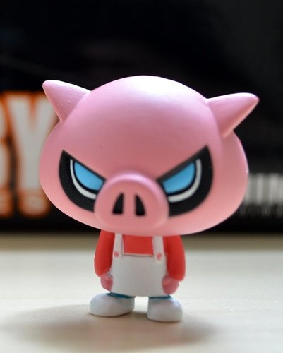 Piggy figure by Setoping, produced by Soda Workshop. Front view.