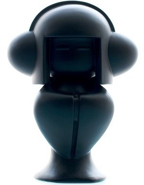 Black Geisha figure by Tokyoplastic. Front view.
