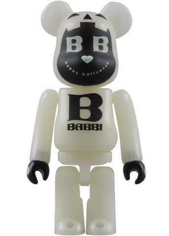 BABBI ♥ Be@rbrick 100% - Halloween 09 figure by Babbi, produced by Medicom Toy. Front view.