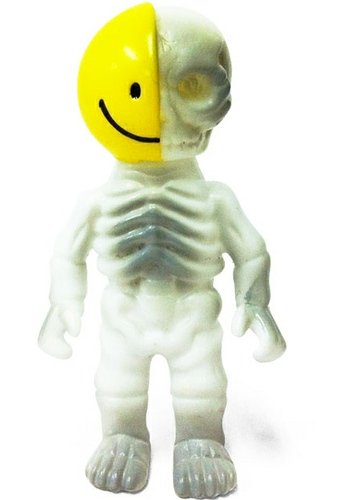 Jekyll and Hyde Smile Skull figure by Secret Base, produced by Secret Base. Front view.