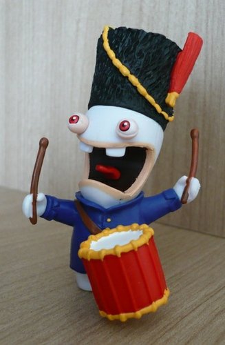 Soldier with Drum Rabbid figure by Ubiart Toyz, produced by Ubisoft. Front view.