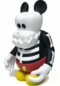 Skull Kun Micky figure by Bounty Hunter (Bxh), produced by Disney Mindstyle. Front view.