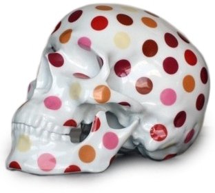 Skull Polka Dot by NooN figure by Noon, produced by K.Olin Tribu. Front view.