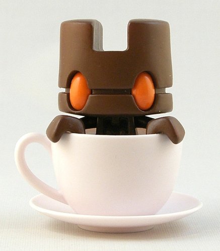 Cinnamon figure by Matt Jones (Lunartik), produced by Lunartik Ltd. Front view.