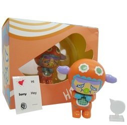 Debbu Honey Baby figure by Gary Thinking . Front view.