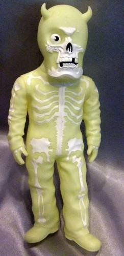 Skullman figure by Balzac, produced by Secret Base. Front view.