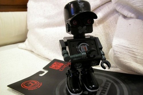 Smudge CMD Dj Tomy figure by Smudge. Front view.