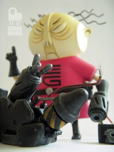 Eggcore Rabbit figure by Chauskoskis, produced by 909Toy. Front view.