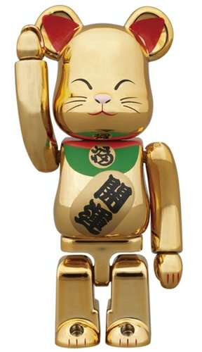Maneki Neko Be@rbrick 100% - Beckoning Cat Gold figure, produced by Medicom Toy. Front view.