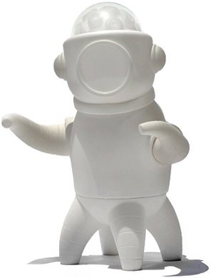 Spore Trooper - DIY  figure, produced by Alimaña Toys. Front view.