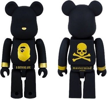 A Bathing Ape x mastermind JAPAN Be@rbrick 100% figure by Bape X Mastermind Japan, produced by Medicom Toy. Front view.