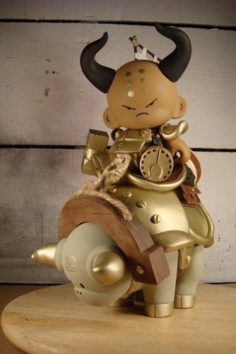 Minosu & The Golden Bull figure by Huck Gee. Front view.