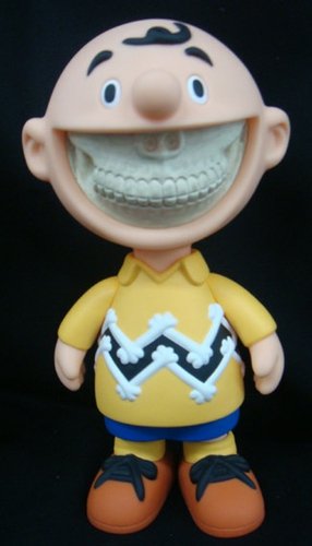 Grin - OG figure by Ron English, produced by Made By Monsters. Front view.