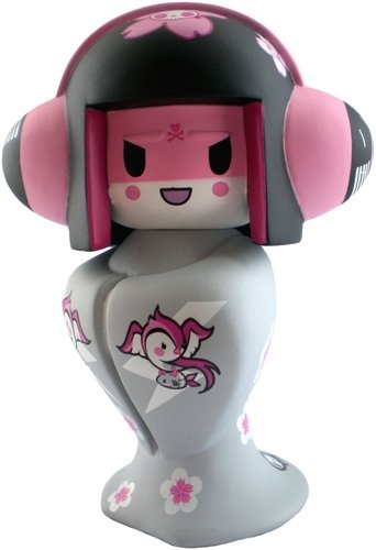 Geisha figure by Simone Legno (Tokidoki), produced by Tokyoplastic. Front view.