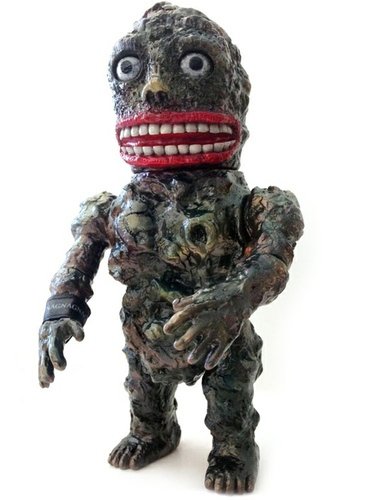Boryoku Genjin figure by Shigeru Arai, produced by Nagnagnag. Front view.