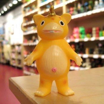 Booska Mini - Yellow Squeaker figure, produced by Us Toys. Front view.