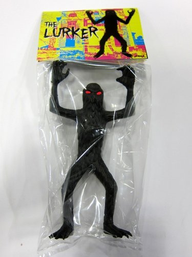 Lurker SDCC 2010 figure by Skinner, produced by Color Ink Book. Front view.