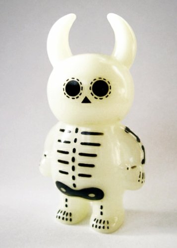 Skeleton Uamou - GID w/ Black Print figure by Ayako Takagi, produced by Uamou. Front view.