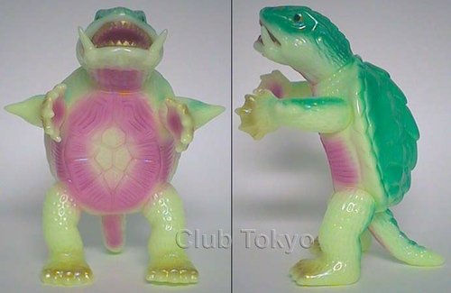 Gamera Glow-in-the-Dark figure by Yuji Nishimura, produced by M1Go. Front view.