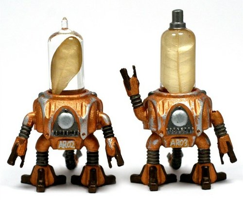 Rotund (Edition A) figure by Cris Rose. Front view.
