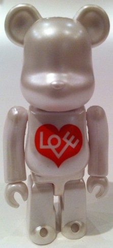 Love Heart Be@rbrick 100% figure by Alexander Girard, produced by Medicom Toy. Front view.