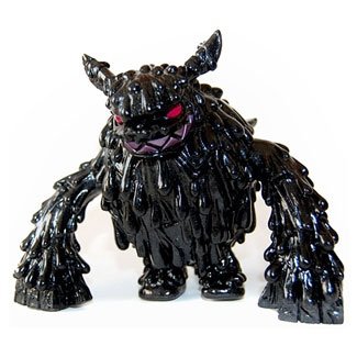 Gloss Black Magman figure by Touma, produced by Wonderwall. Front view.